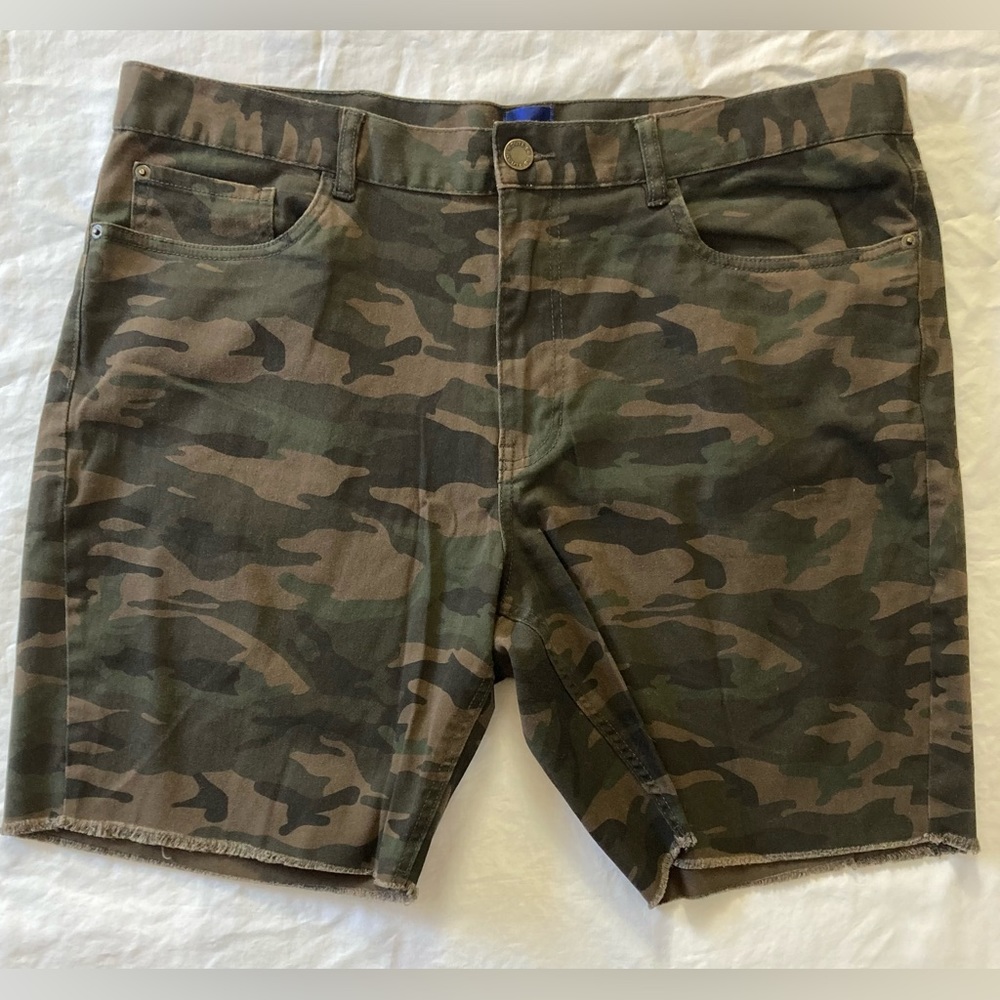 Route 66 Men’s Camo Raw Hem Chino Shorts Size 38 NWOT